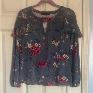 White House Black Market floral print long sleeve ruffle top size XS